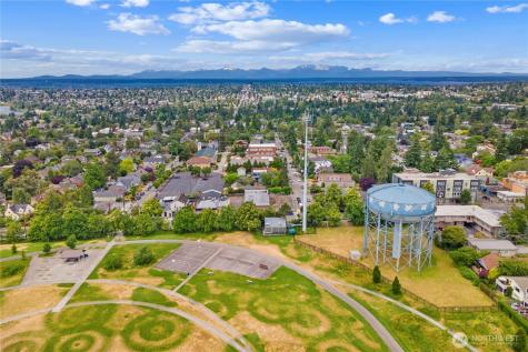 8521 Roosevelt Way NE Seattle WA 98115