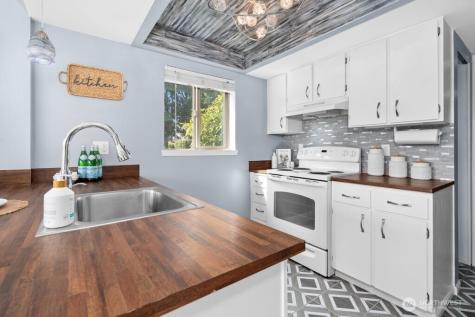 23407 Lakeview Drive Mountlake Terrace WA 98043