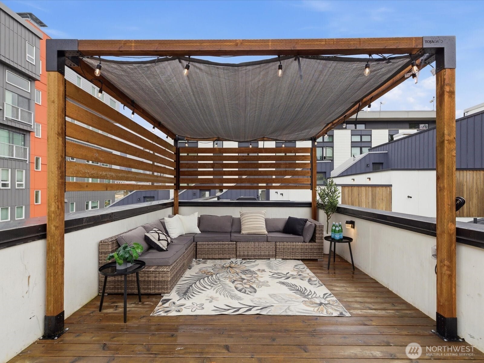 909 Hiawatha Place S Seattle WA 98144