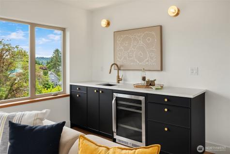 6913 30th Avenue NW Seattle WA 98117