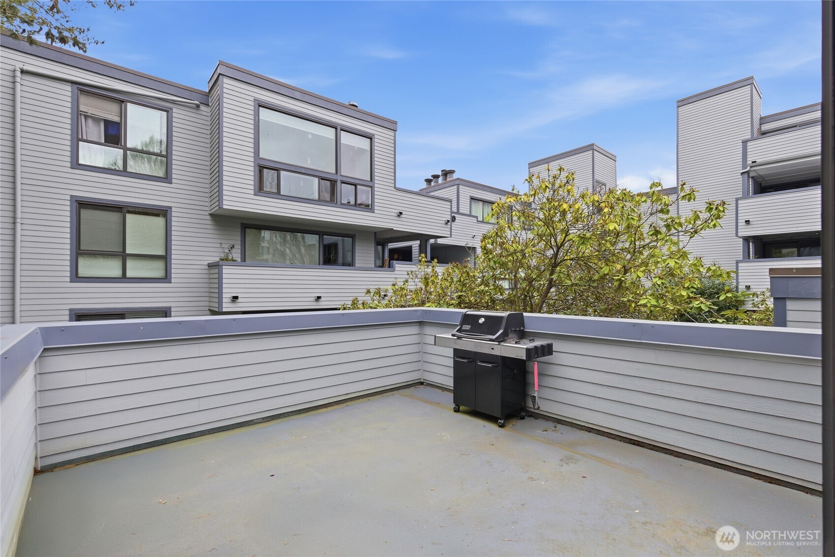 2500 W Manor Place Seattle WA 98199