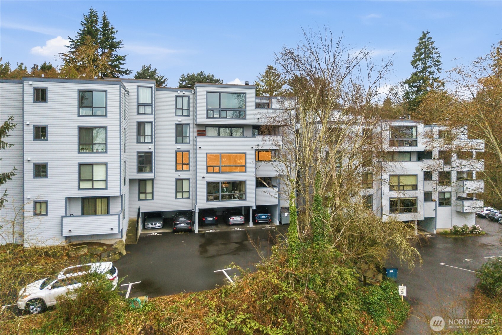 2500 W Manor Place Seattle WA 98199