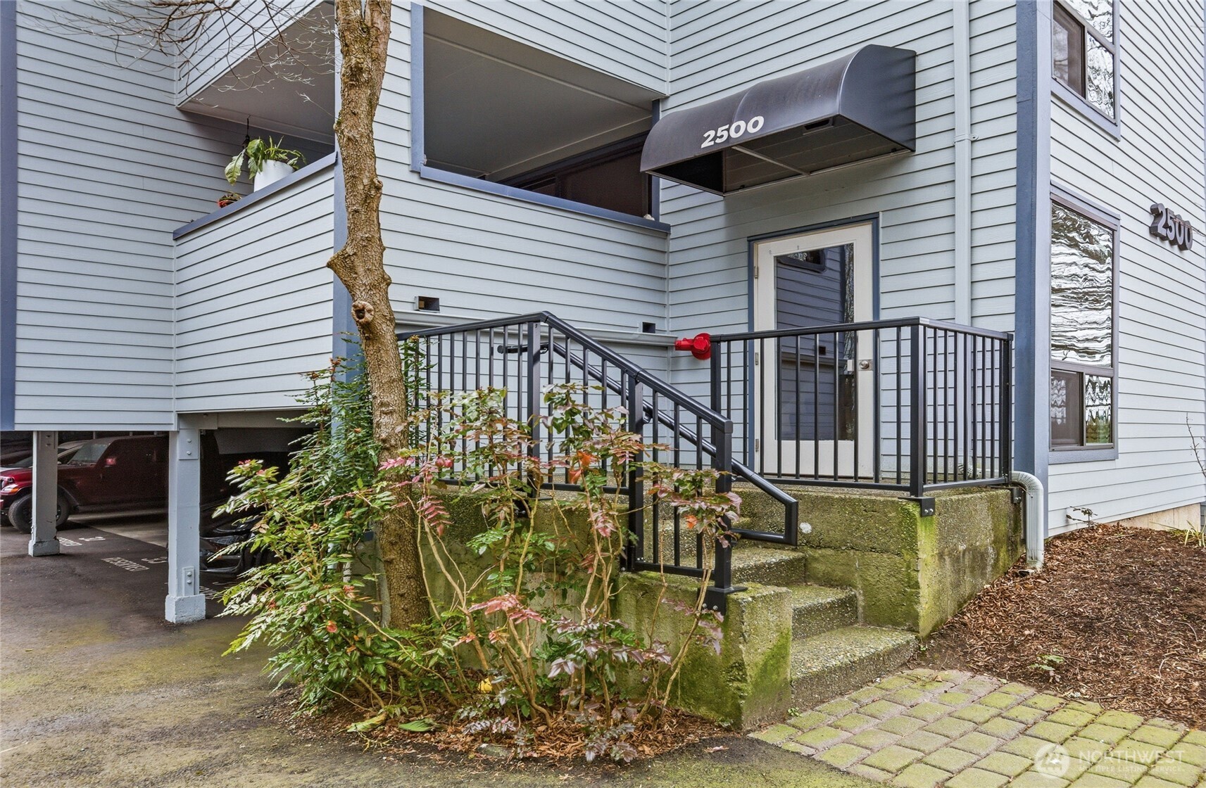 2500 W Manor Place Seattle WA 98199