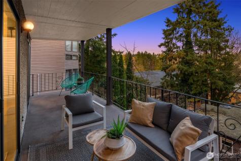 5220 21st Avenue NE Seattle WA 98105