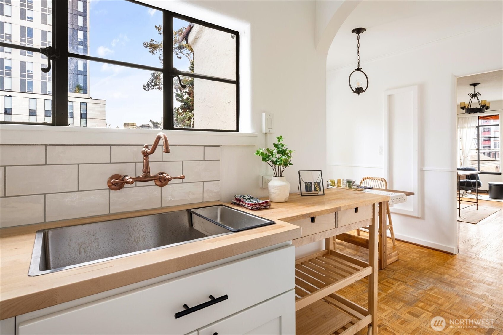 1106 NE 42nd Seattle WA 98105