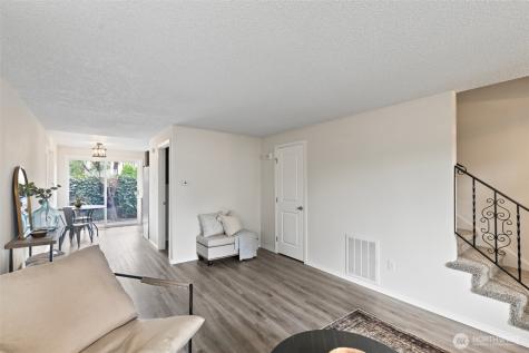 328 9th Avenue SE Puyallup WA 98372