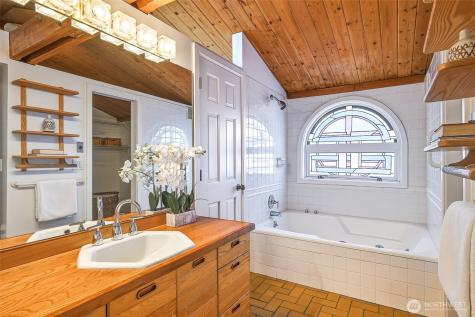 10 E Roanoke Street Seattle WA 98102