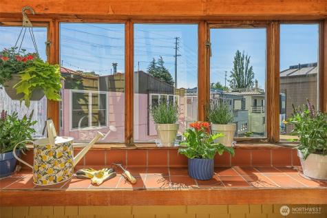 10 E Roanoke Street Seattle WA 98102