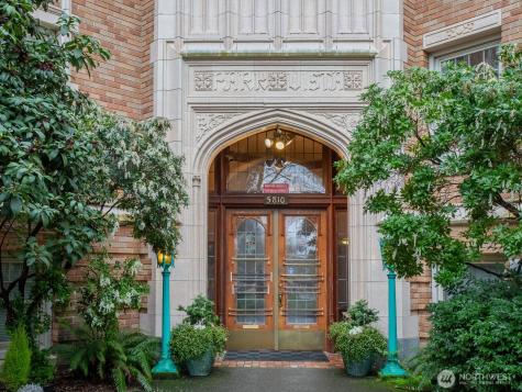 5810 NE Cowen Place Seattle WA 98105