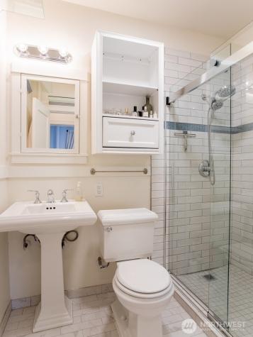 5810 NE Cowen Place Seattle WA 98105