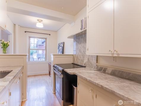 5810 NE Cowen Place Seattle WA 98105