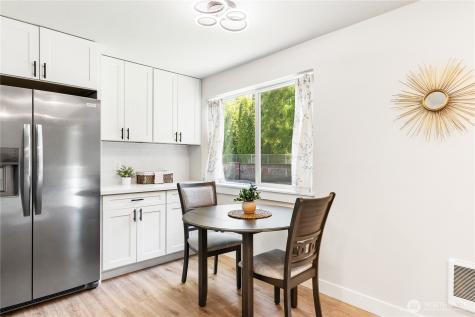 1617 Maple Lane Kent WA 98030