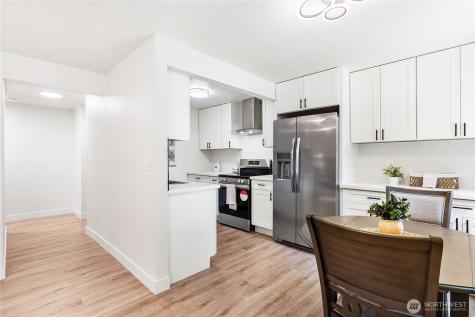 1617 Maple Lane Kent WA 98030