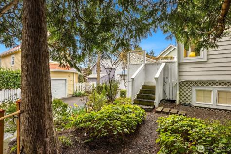 672 Madison Avenue N Bainbridge Island WA 98110