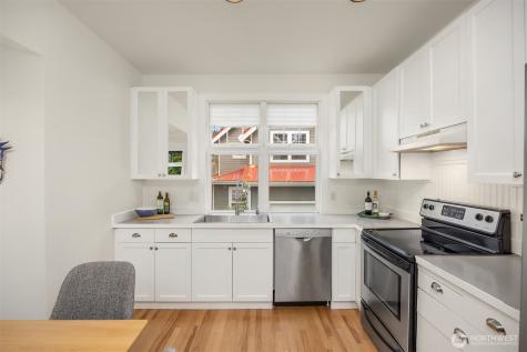 672 Madison Avenue N Bainbridge Island WA 98110