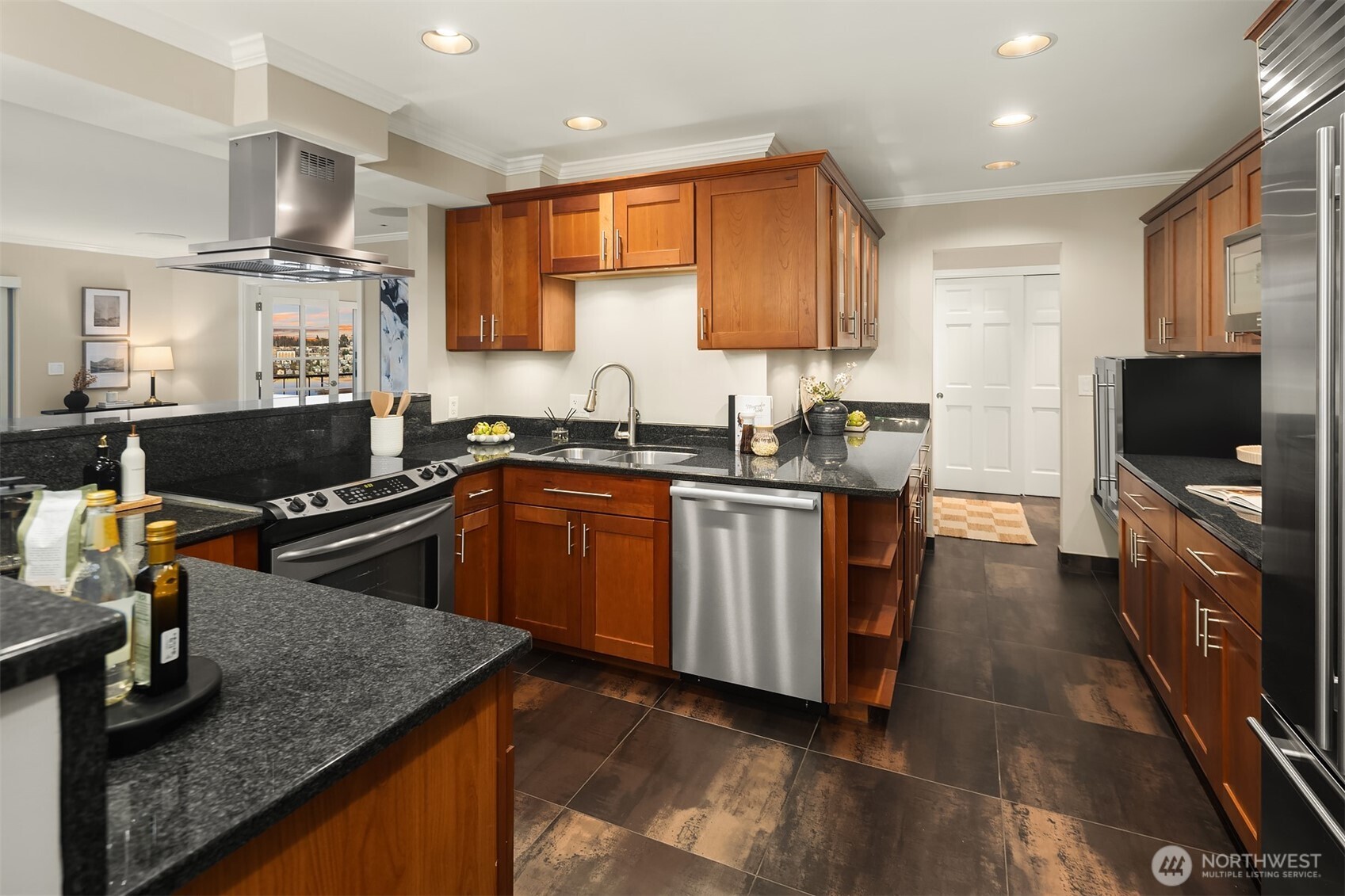 2565 Dexter Ave N Seattle WA 98109