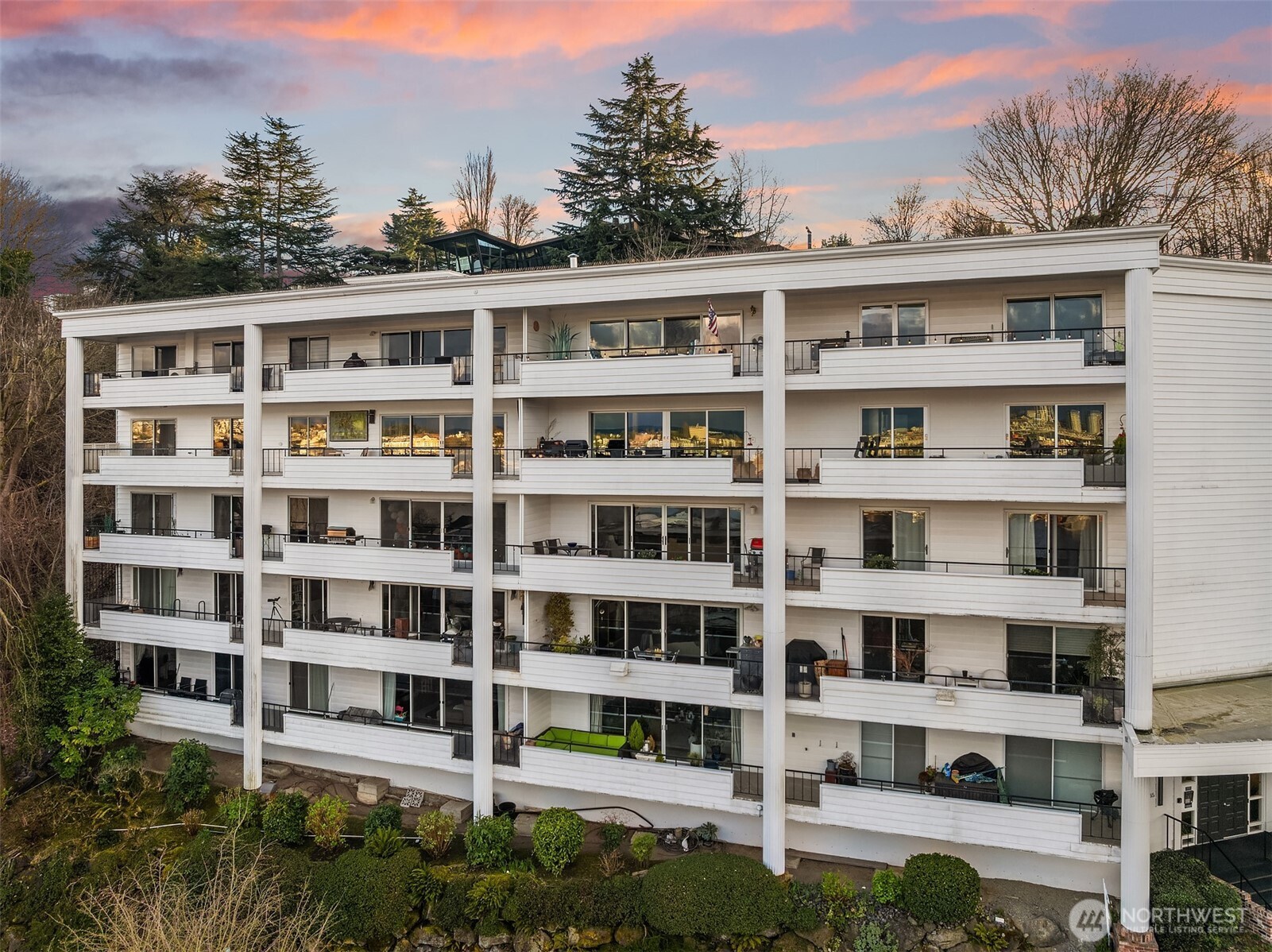 2565 Dexter Ave N Seattle WA 98109