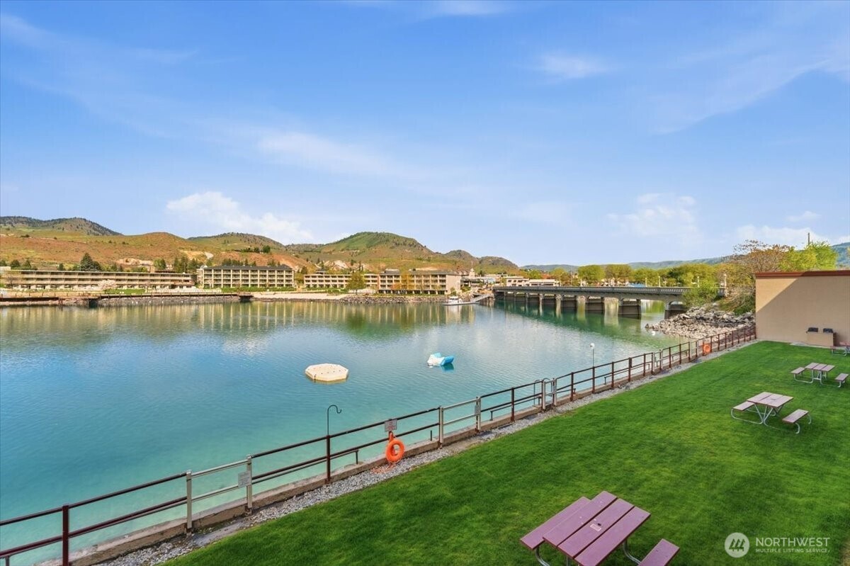 322 W Woodin Avenue Chelan WA 98816