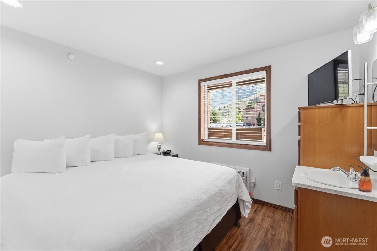 322 W Woodin Avenue Chelan WA 98816