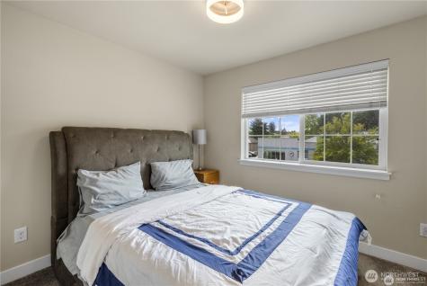 213 Norpoint Way NE Tacoma WA 98422
