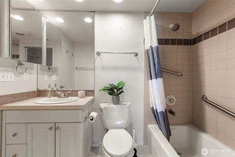 2400 8th Avenue N Seattle WA 98109