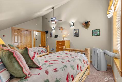 302 Cascadian Court Winthrop WA 98862
