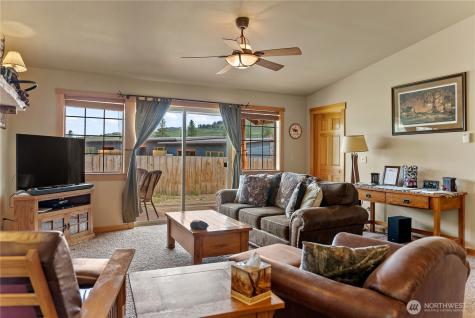 302 Cascadian Court Winthrop WA 98862