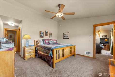 302 Cascadian Court Winthrop WA 98862
