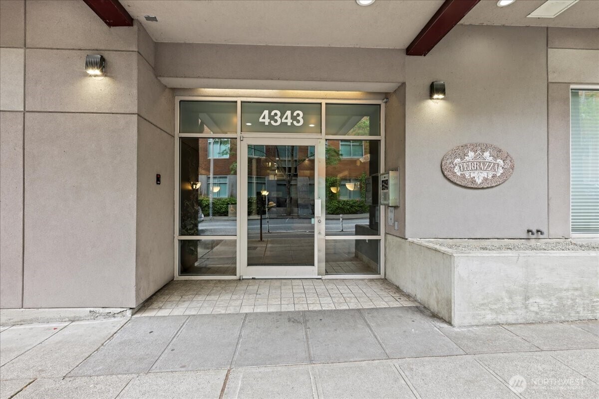 4343 Roosevelt Way NE Seattle WA 98105