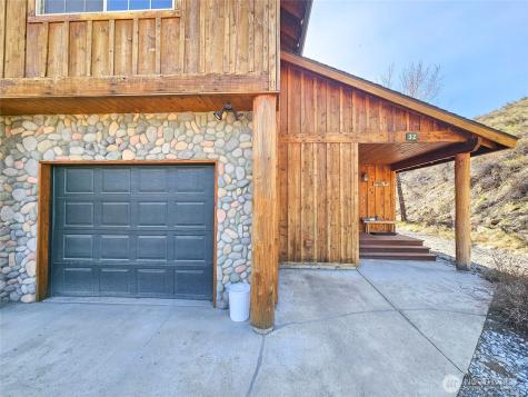307 Cascadian Lane Winthrop WA 98862
