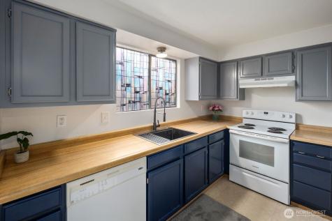 75 NW Columbia Drive Oak Harbor WA 98277