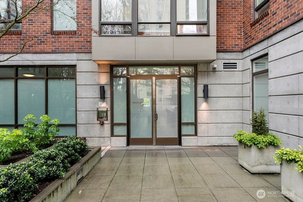 4547 8th Avenue NE Seattle WA 98105