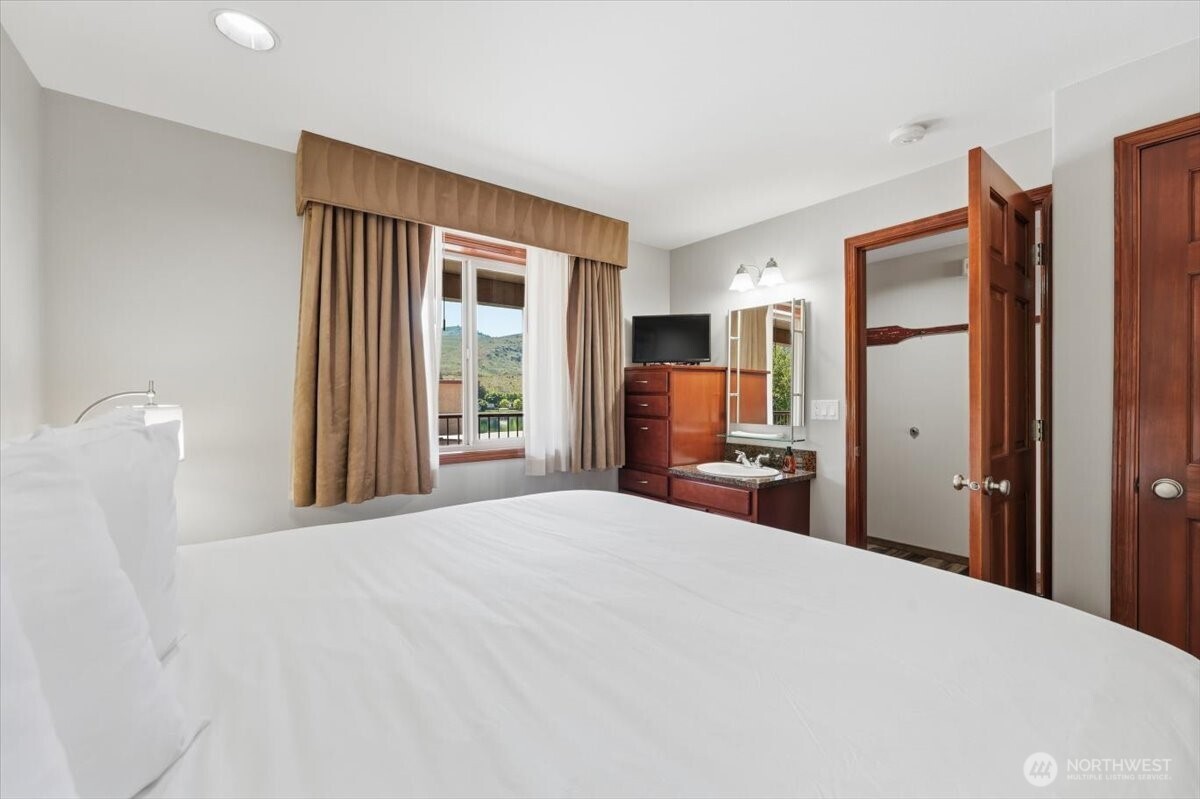 322 W Woodin Avenue Chelan WA 98816