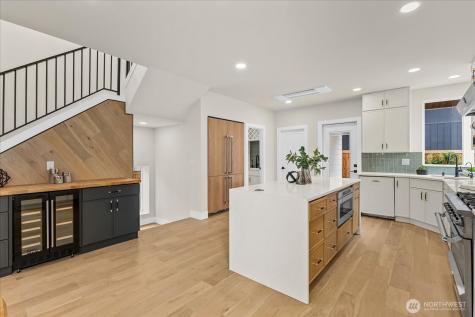 11709 Roosevelt Way NE Seattle WA 98125