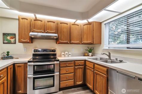 19115 Ballinger Way NE Lake Forest Park WA 98155