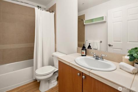 621 5 Avenue N Seattle WA 98109
