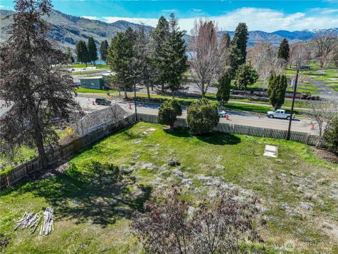 325 W Highland Avenue Chelan WA 98816