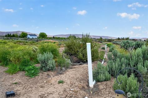 130 Red Tail Road Yakima WA 98908