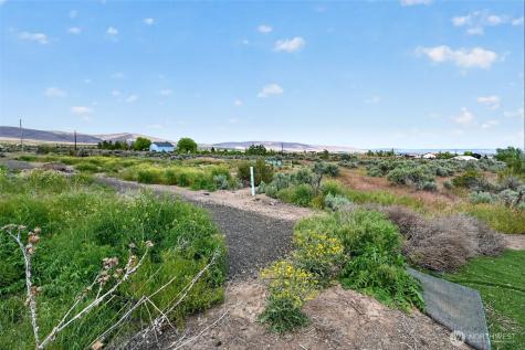 130 Red Tail Road Yakima WA 98908