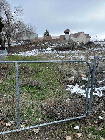 335 12th Street Bridgeport WA 98813