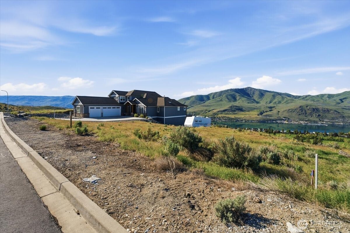 857 Long Drive Chelan WA 98816