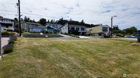692 Holeman Avenue Blaine WA 98230