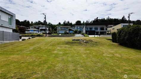692 Holeman Avenue Blaine WA 98230