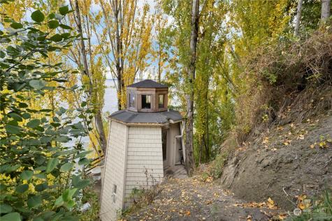 1705 Perkins Lane Seattle WA 98199
