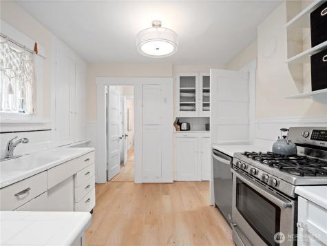 9701 Roosevelt Way NE Seattle WA 98115