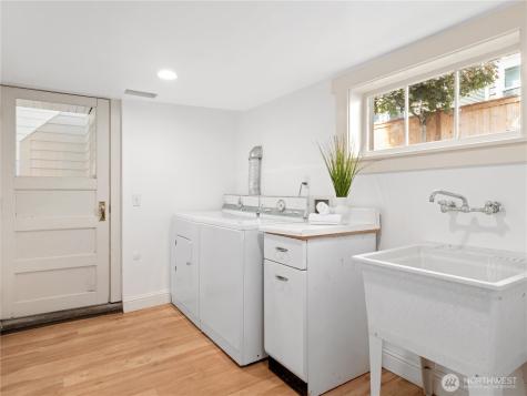 9701 Roosevelt Way NE Seattle WA 98115