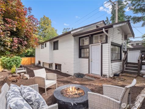 9701 Roosevelt Way NE Seattle WA 98115