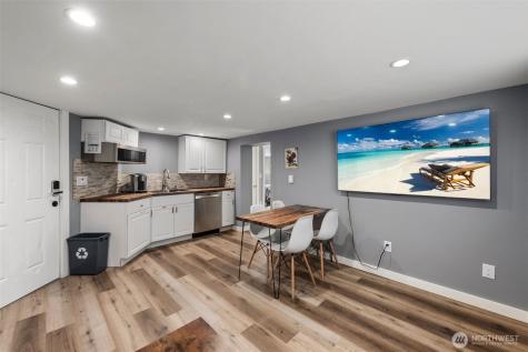 6707 Aurora Avenue N Seattle WA 98103