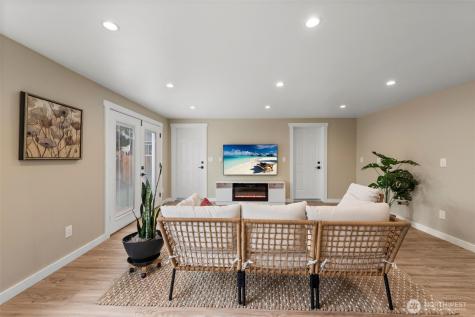 6707 Aurora Avenue N Seattle WA 98103