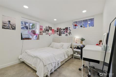 5230 16th Avenue NE Seattle WA 98105